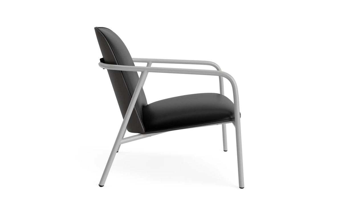 Pad Lounge-Sessel grau Stahl schwarz/Ultra in Ultra 41599 präsentiert im Onlineshop von KAQTU Design AG. Drehsessel ist von Normann Copenhagen