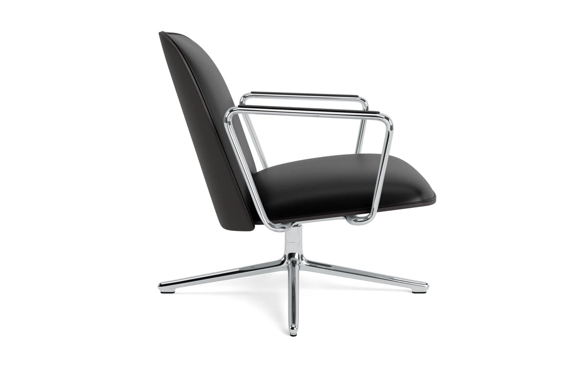 Pad Lounge-Sessel niedrig mit Drehgestell alu und schwarz/Ultra in Ultra 41599 präsentiert im Onlineshop von KAQTU Design AG. Drehsessel ist von Normann Copenhagen
