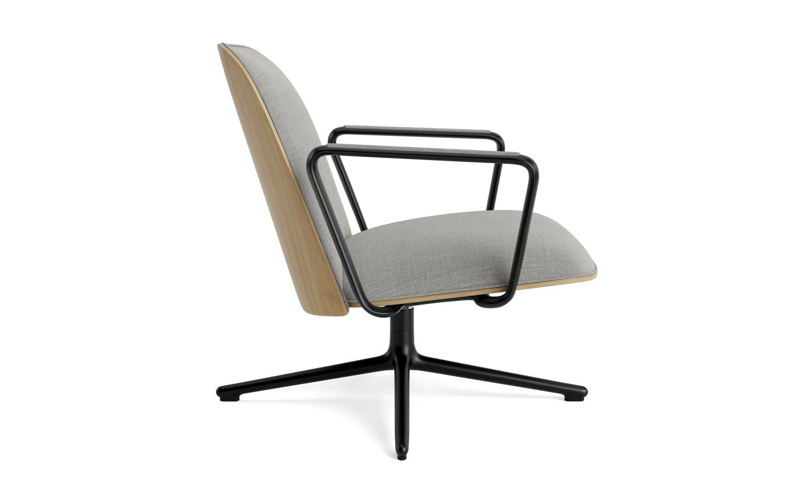Genießen Sie den Komfort des Pad Lounge-Sessels niedrig mit Drehgestell in Schwarz Alu Eiche/Remix von Normann Copenhagen – ein modernes Highlight für jeden Raum.
