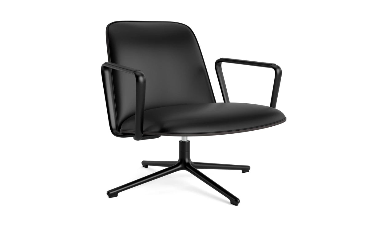 Pad Lounge-Sessel niedrig mit Drehgestell Schwarz Alu Schwarz/Ultra Leder in Ultra 41599 präsentiert im Onlineshop von KAQTU Design AG. Drehsessel ist von Normann Copenhagen