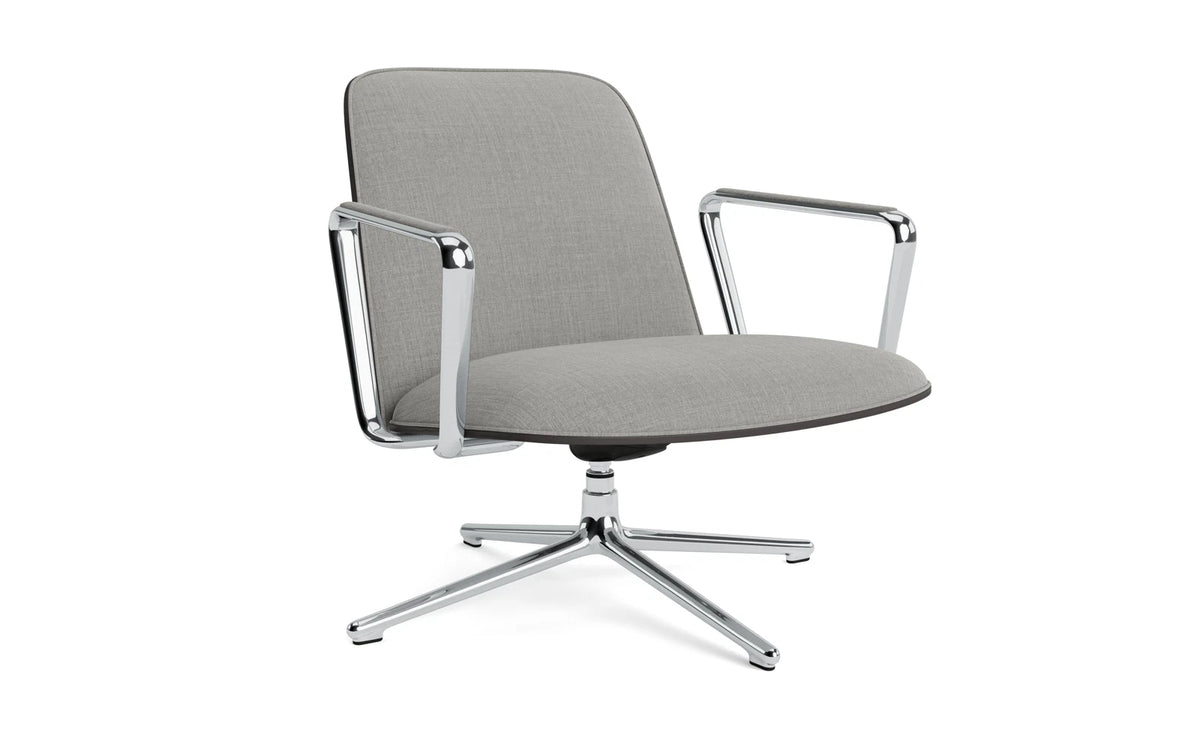 Pad Lounge-Sessel niedrig mit Drehgestell und Kippfunktion alu und Schwarz/Remix in Remix 133 präsentiert im Onlineshop von KAQTU Design AG. Drehsessel ist von Normann Copenhagen