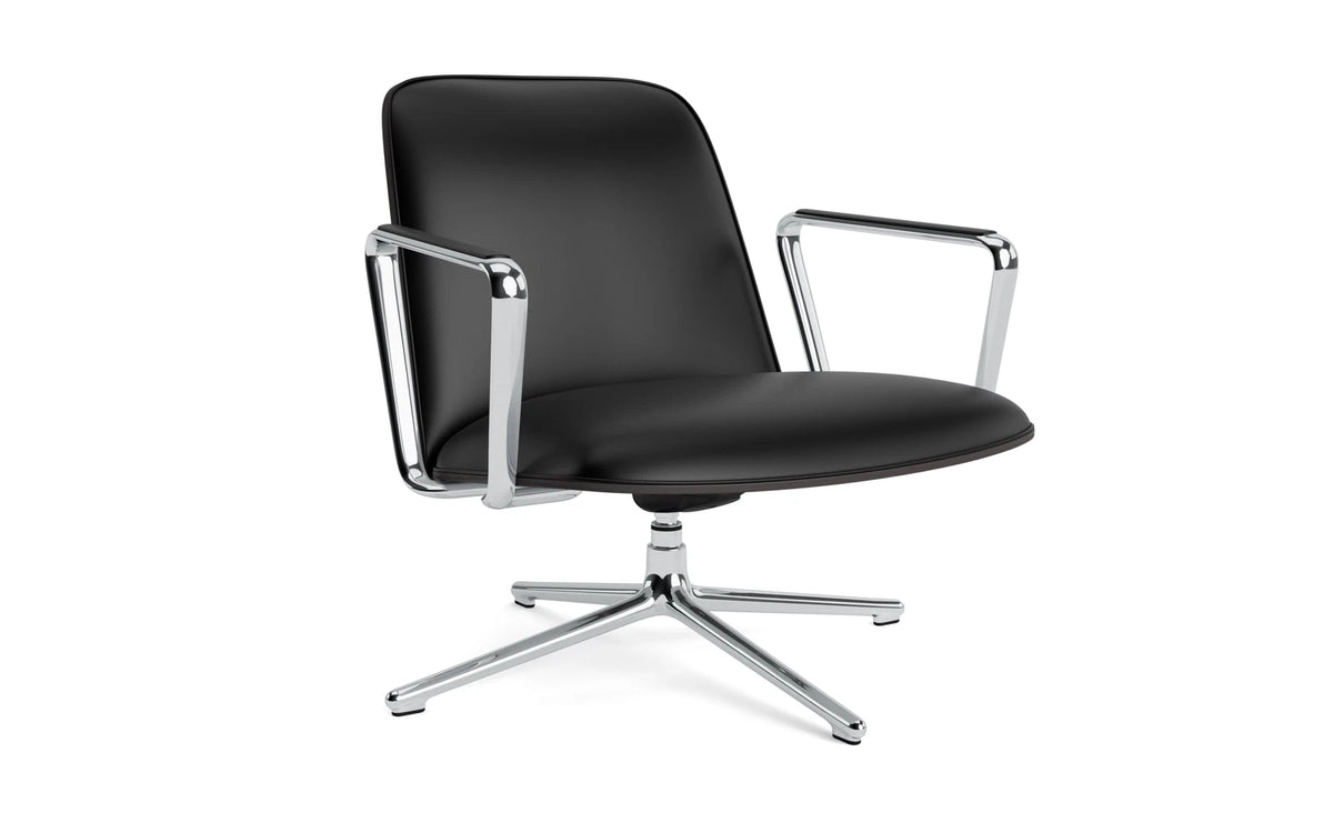 Pad Lounge-Sessel niedrig mit Drehgestell und Kippfunktion alu und Schwarz/Ultra in Ultra 41599 präsentiert im Onlineshop von KAQTU Design AG. Drehsessel ist von Normann Copenhagen