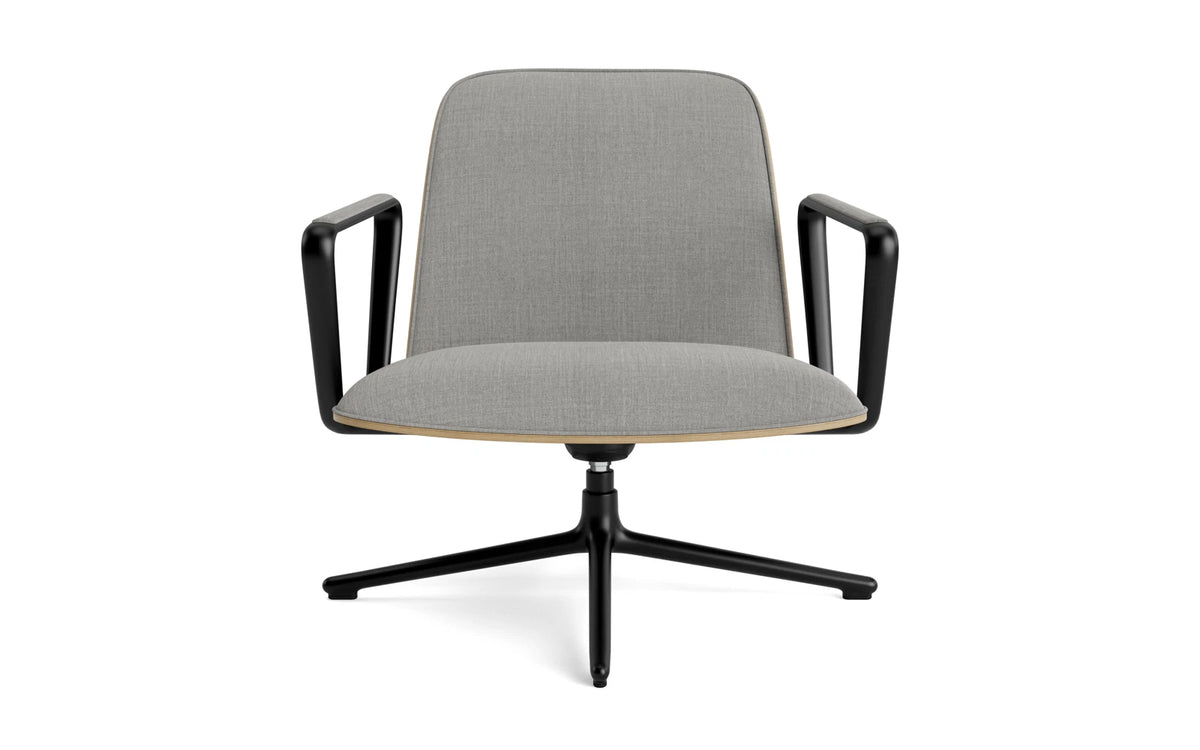 Pad Lounge-Sessel niedrig mit Drehgestell und Kippfunktion Schwarz Alu Eiche/Remix in Remix 133 präsentiert im Onlineshop von KAQTU Design AG. Drehsessel ist von Normann Copenhagen