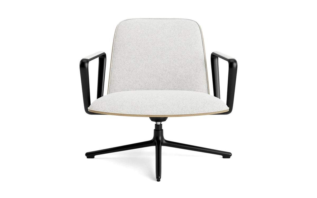 Pad Lounge-Sessel niedrig mit Drehgestell und Kippfunktion Schwarz Alu Eiche/Hallingdal in Hallingdal 110 präsentiert im Onlineshop von KAQTU Design AG. Drehsessel ist von Normann Copenhagen