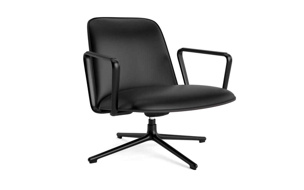 Pad Lounge-Sessel niedrig mit Drehgestell und Kippfunktion Schwarz Alu Schwarz/Ultra in Ultra 41599 präsentiert im Onlineshop von KAQTU Design AG. Drehsessel ist von Normann Copenhagen