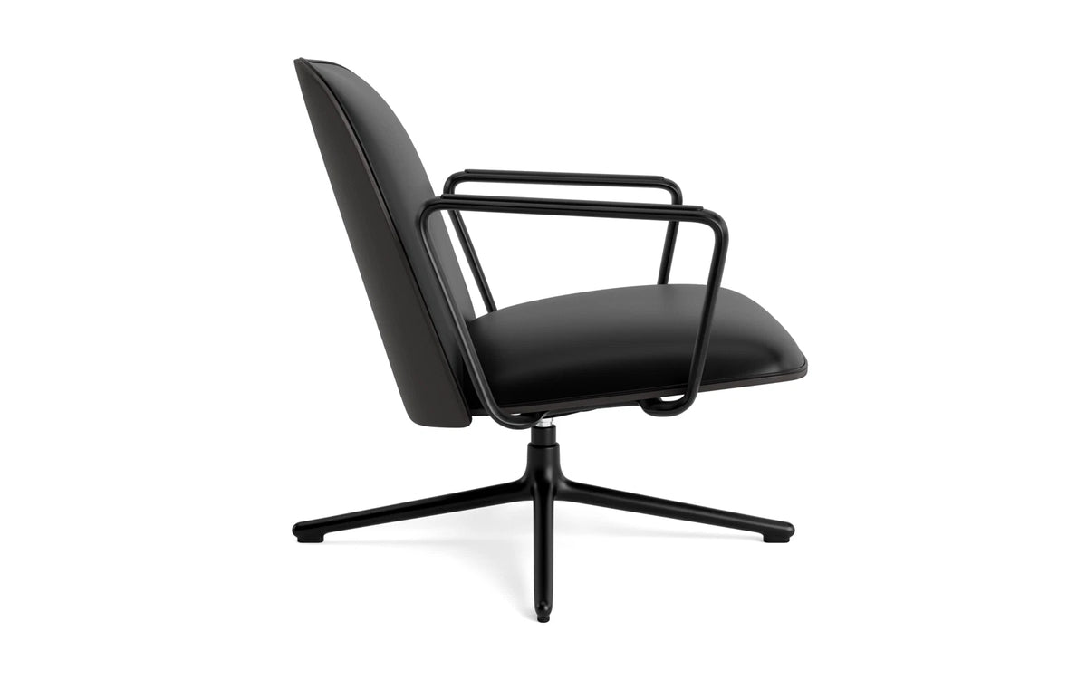 Pad Lounge-Sessel niedrig mit Drehgestell und Kippfunktion Schwarz Alu Schwarz/Ultra in Ultra 41599 präsentiert im Onlineshop von KAQTU Design AG. Drehsessel ist von Normann Copenhagen