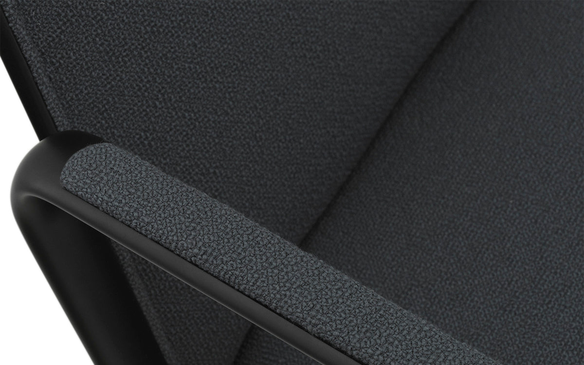 Pad Lounge-Sessel hoch mit Drehgestell Schwarz Alu Schwarz/Yoredale in  Yoredale UDA25 präsentiert im Onlineshop von KAQTU Design AG. Drehsessel ist von Normann Copenhagen