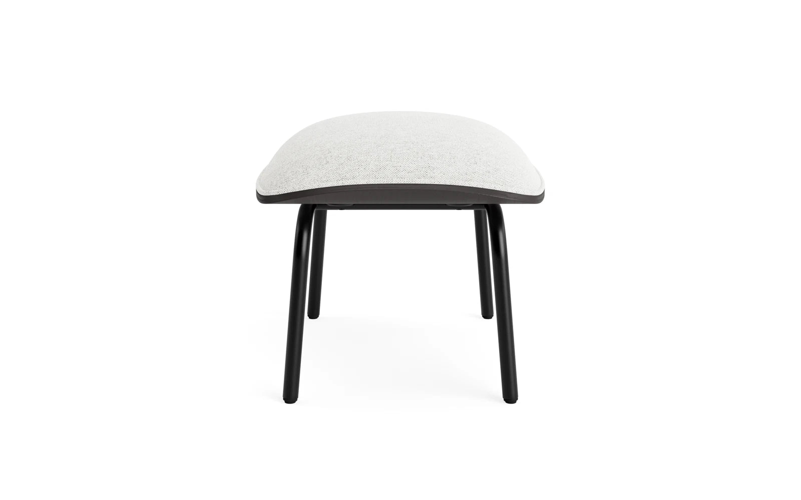 Erleben Sie den stilvollen Pad Fusshocker aus schwarzem Stahl und Hallingdal. Ein elegantes Möbelstück, das Komfort und modernes Design vereint.