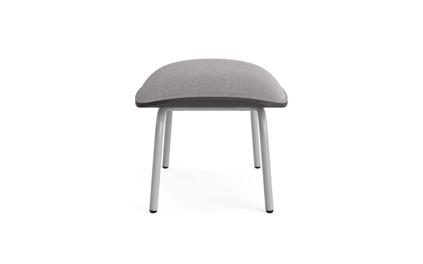 Erleben Sie den Pad Fusshocker von Normann Copenhagen – eine harmonische Verbindung aus grauem Stahl und edlem Schwarz, ideal für stilvolle Räume.
