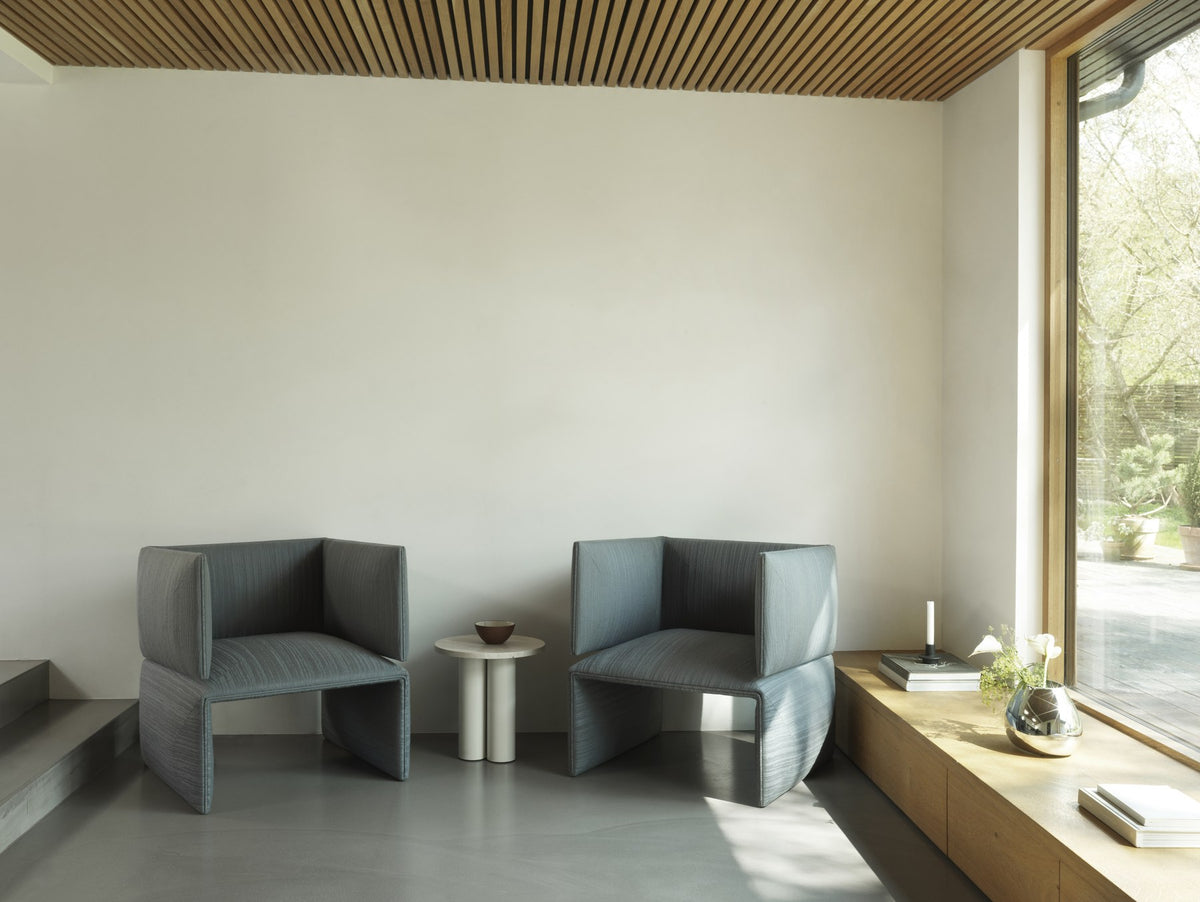 Fold Lounge-Sessel von Normann Copenhagen in Anthrazit, geometrische Form mit gefalteten Linien, gepolsterte Armlehnen und Rückenlehne.