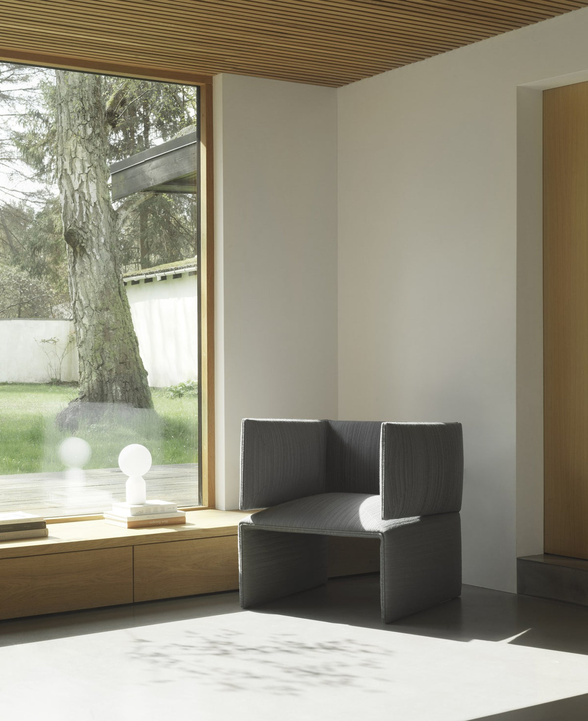 Fold Lounge-Sessel von Normann Copenhagen in Anthrazit, geometrische Form mit gefalteten Linien, gepolsterte Armlehnen und Rückenlehne.