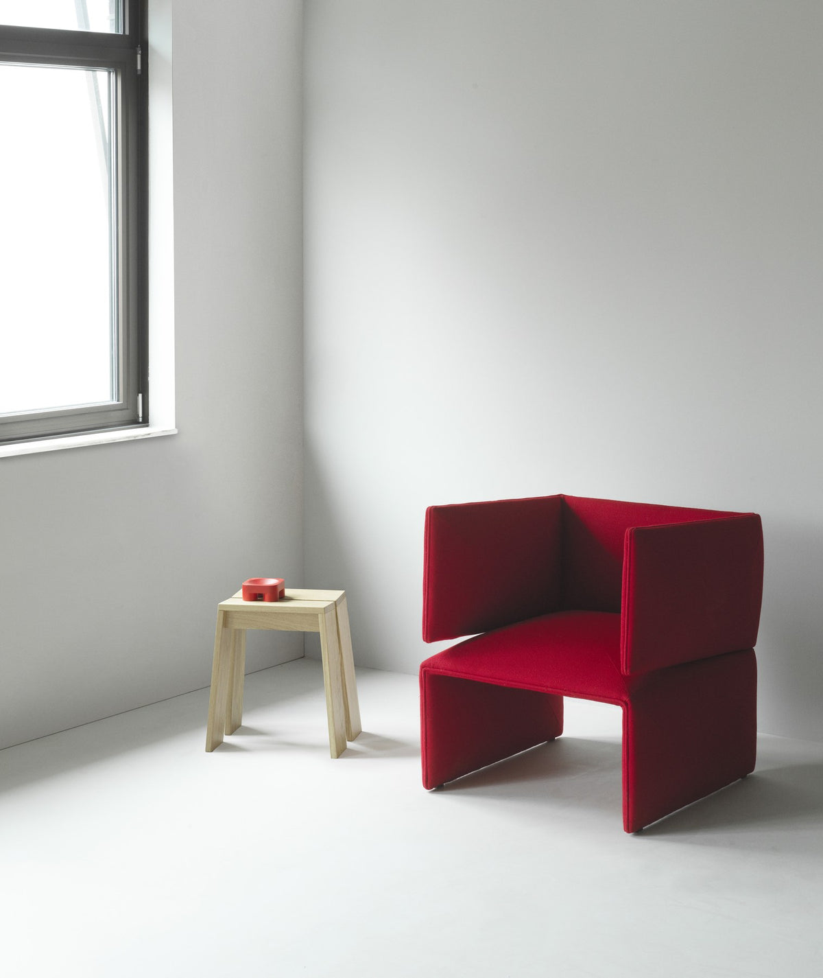 Fold Lounge-Sessel von Normann Copenhagen in Anthrazit, geometrische Form mit gefalteten Linien, gepolsterte Armlehnen und Rückenlehne.