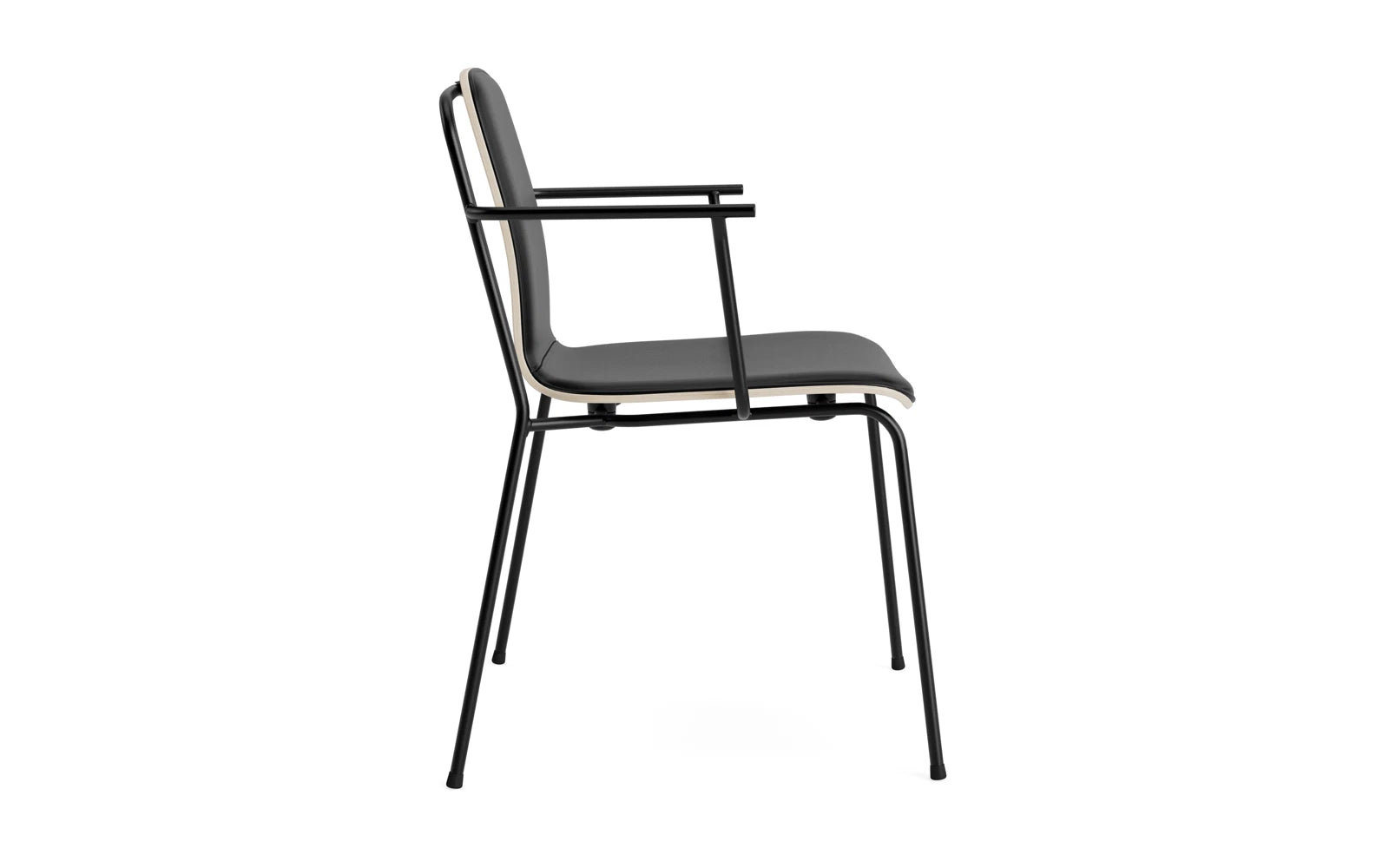 Erleben Sie den modernen Studio Armlehnstuhl von Normann Copenhagen: schlanker Stahlrahmen, luftige Silhouette und vielseitig einsetzbar für jeden Raum.