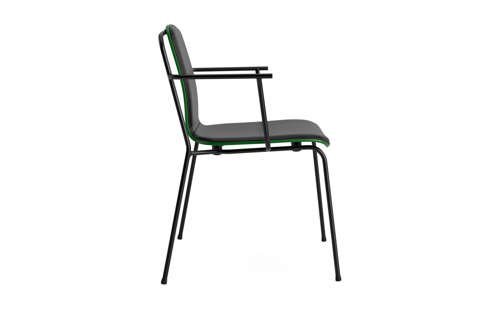 Erleben Sie den modernen Studio Armlehnstuhl von Normann Copenhagen: zeitloses Design mit schwarzem Stahlrahmen und grünem Polster für stilvolle Akzente.