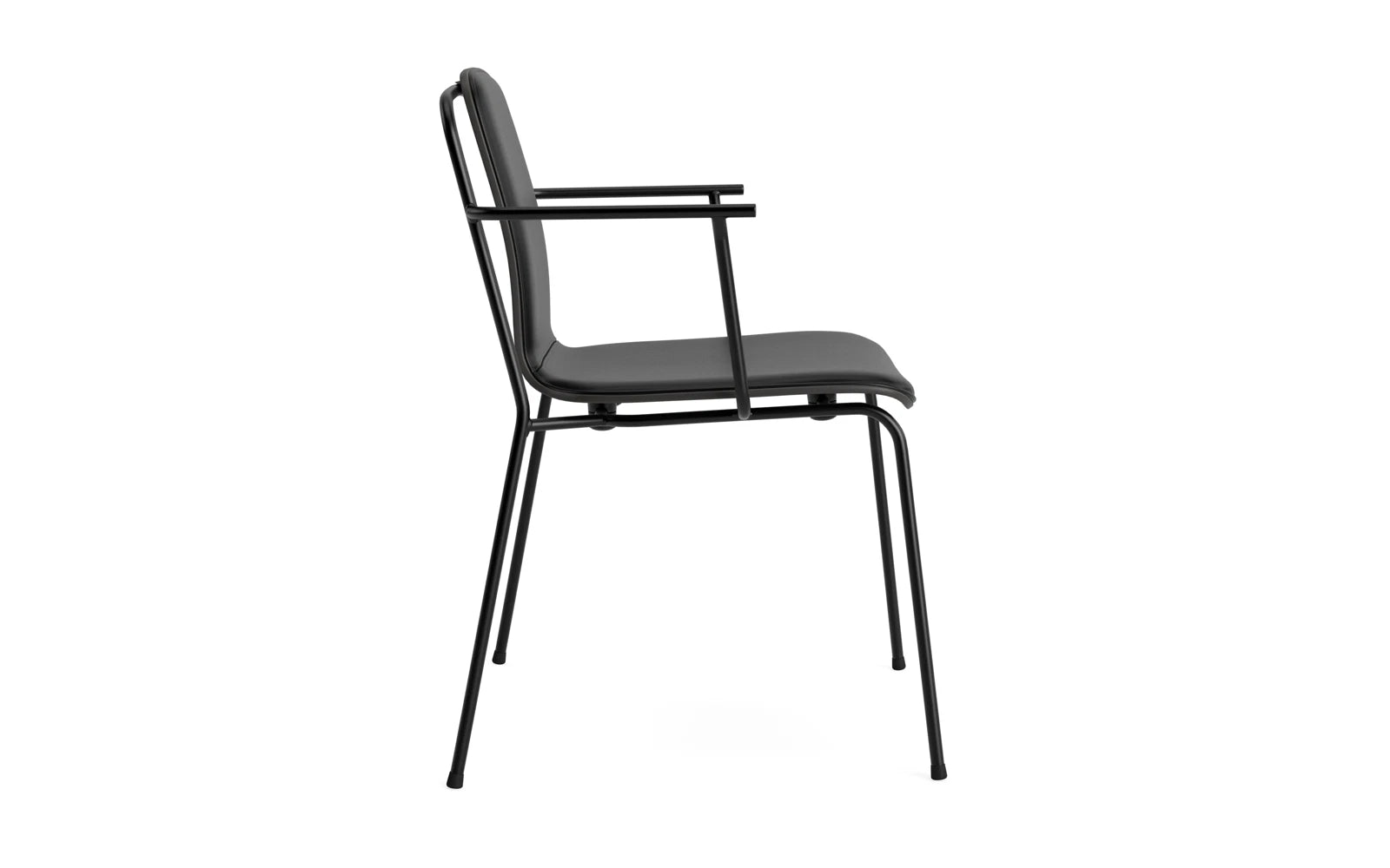 Erleben Sie den stilvollen Studio Armlehnstuhl von Normann Copenhagen. Mit seinem schlanken Stahlrahmen und dem bequemen Frontpolster ist er die perfekte Kombination aus Eleganz und Komfort.