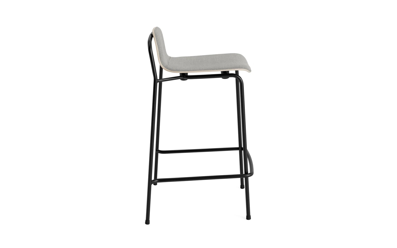 Erleben Sie den stilvollen Studio Barstuhl 65 cm von Normann Copenhagen. Mit seinem schlanken Stahlrahmen und dem hellgrauen Polster ist er der perfekte Blickfang für jeden Raum.
