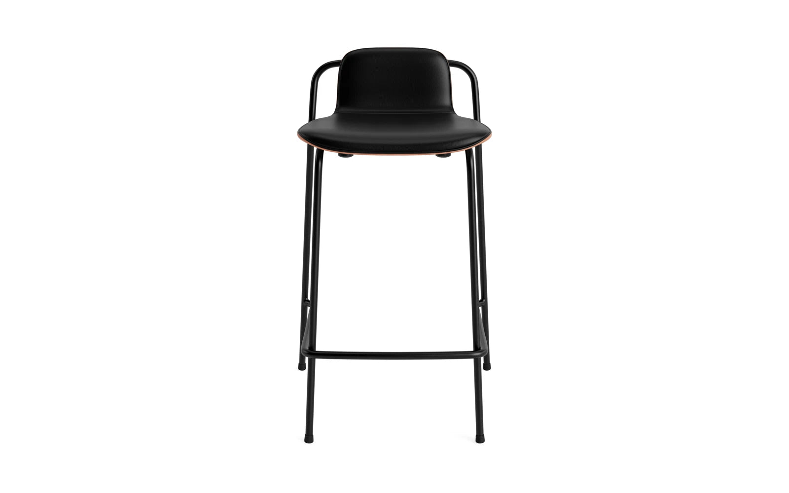 Entdecken Sie den eleganten Studio Barstuhl 65 cm von Normann Copenhagen. Mit schwarzem Stahl und braunem Ultra-Polster vereint er Stil und Funktionalität.