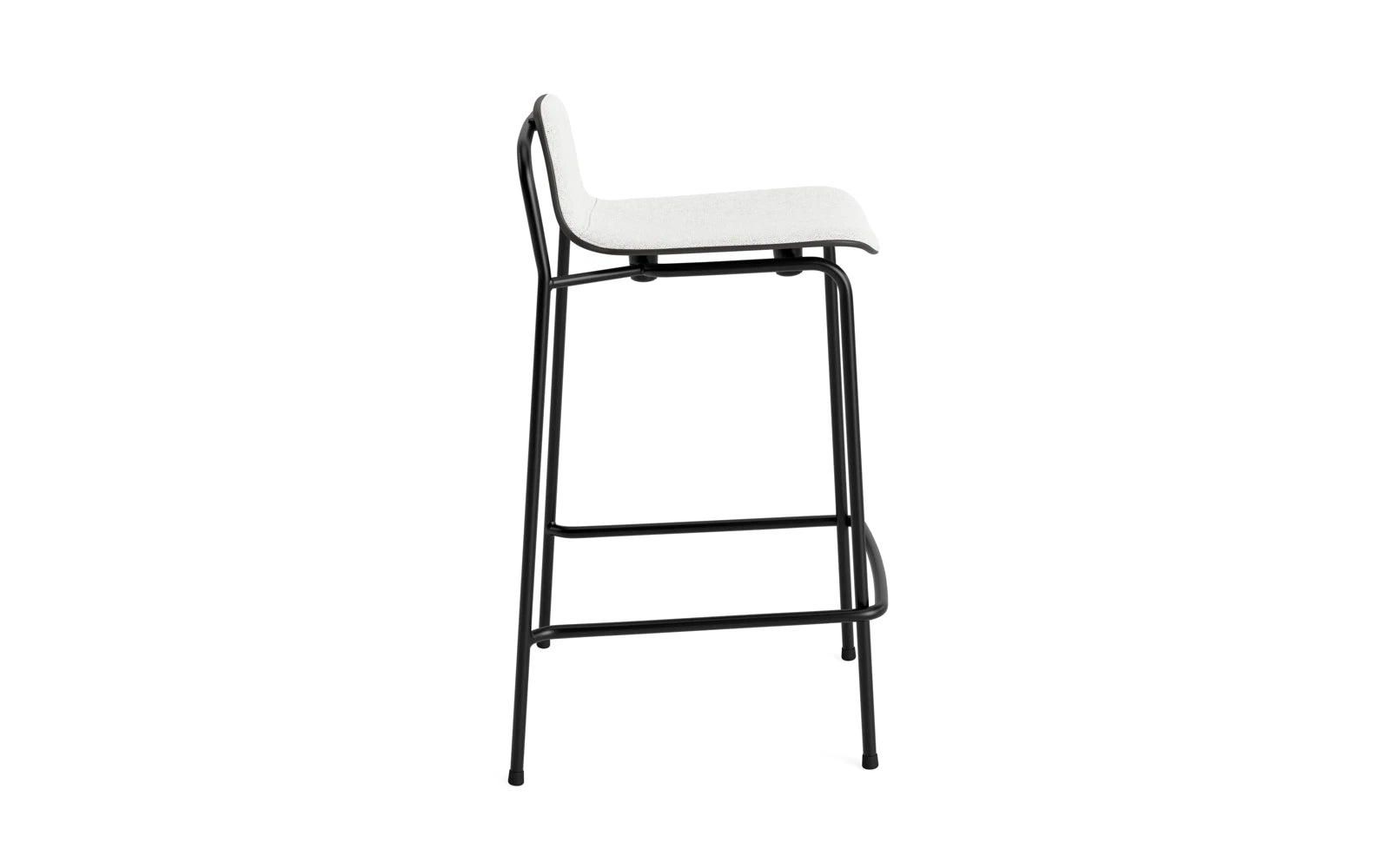 Erleben Sie den stilvollen Studio Barstuhl 65 cm von Normann Copenhagen. Mit seinem robusten Stahlrahmen und dem bequemen Frontpolster ist er die perfekte Kombination aus Eleganz und Funktionalität.