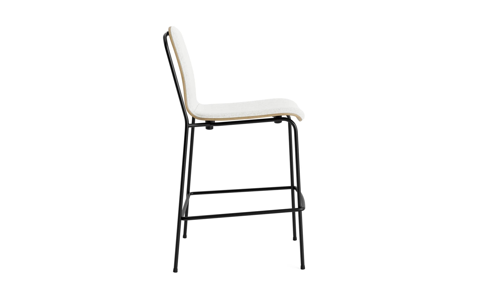 Erleben Sie den Studio Barstuhl 65 cm von Normann Copenhagen – eine harmonische Verbindung aus modernem Stahl, edler Eiche und komfortablem Hallingdal-Polster.