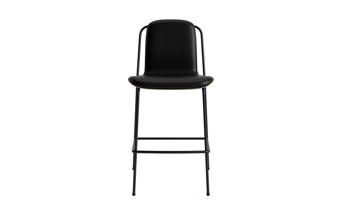 Studio Barstuhl 65 cm frontpolster schwarzes Stahl/ Eiche/ Ultra in Ultra 41599 präsentiert im Onlineshop von KAQTU Design AG. Barstuhl ist von Normann Copenhagen