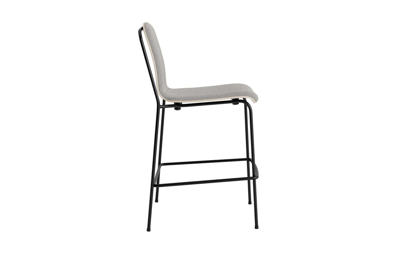Erleben Sie den stilvollen Studio Barstuhl 65 cm von Normann Copenhagen. Mit seinem grafischen Stahlrahmen und dem hellgrauen Remix-Polster ist er der perfekte Blickfang für jeden Raum.