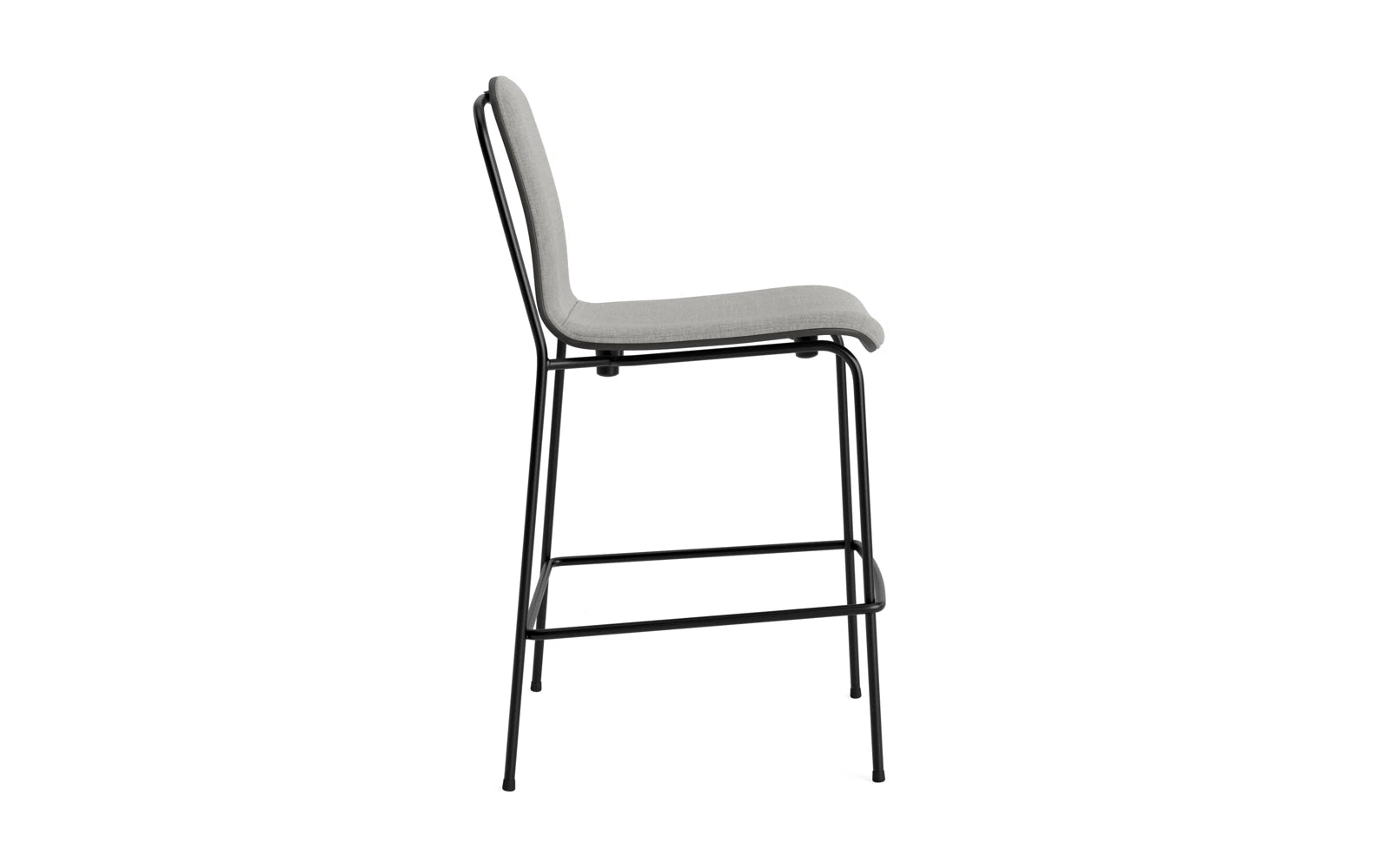 Erleben Sie den stilvollen Studio Barstuhl 65 cm von Normann Copenhagen. Mit seinem schlanken Stahlrahmen und dem eleganten Frontpolster in Schwarz bringt er zeitlose Eleganz in jeden Raum.