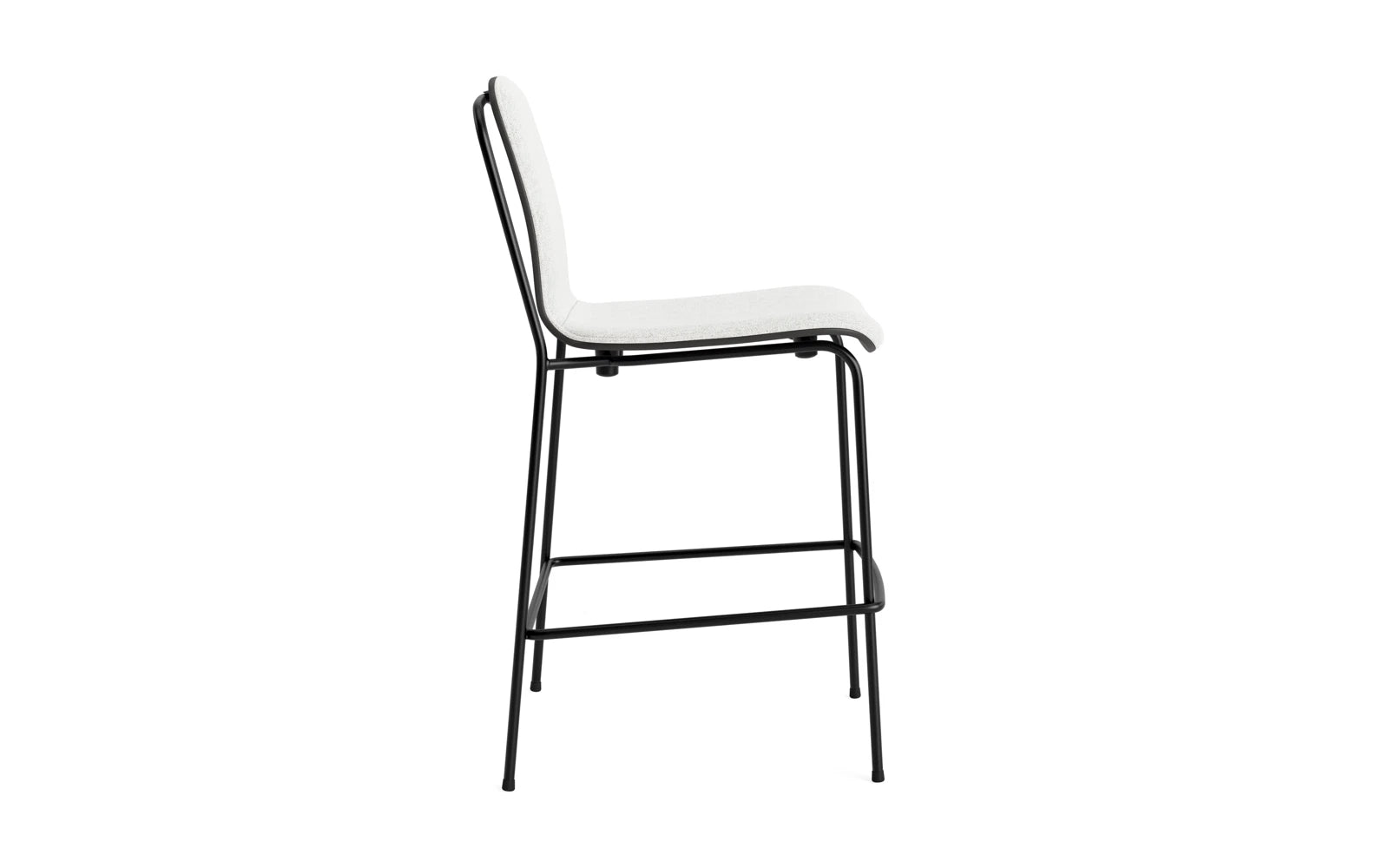 Erleben Sie den Studio Barstuhl 65 cm von Normann Copenhagen – ein stilvolles Möbelstück aus schwarzem Stahl und edlem Hallingdal-Stoff, perfekt für moderne Räume.