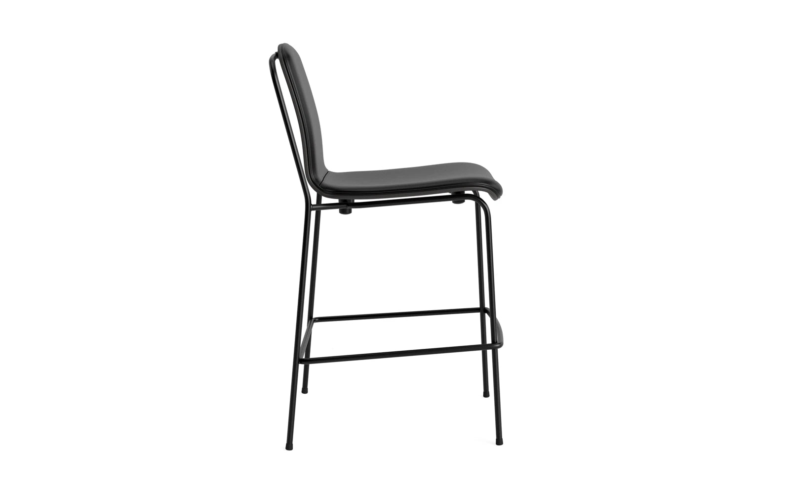 Erleben Sie den stilvollen Studio Barstuhl 65 cm von Normann Copenhagen. Mit seinem grafischen Design und dem bequemen Frontpolster ist er ideal für jeden Raum.
