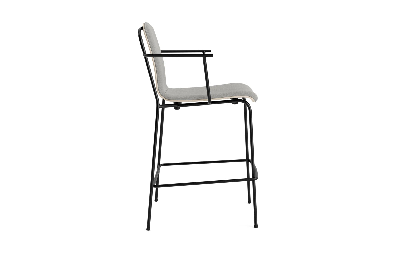 Erleben Sie den stilvollen Studio Barstuhl mit Armlehne von Normann Copenhagen. Mit 65 cm Sitzhöhe, robustem Stahlrahmen und elegantem hellgrauem Bezug ist er die perfekte Wahl für modernes Wohnen.