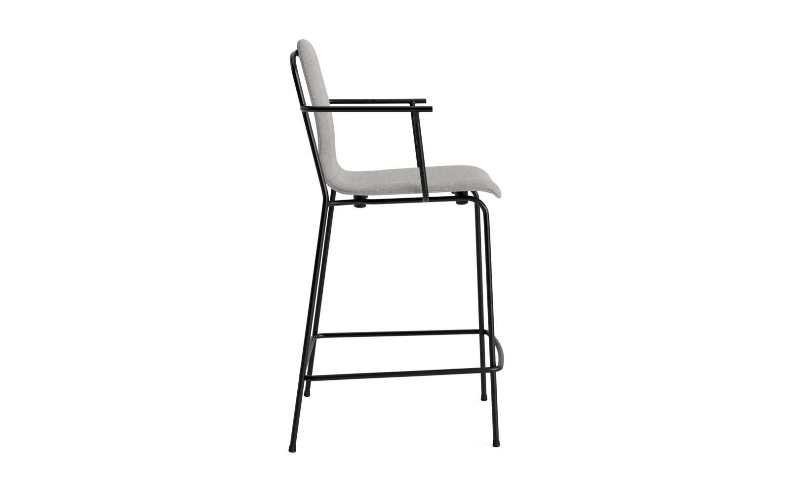 Erleben Sie den eleganten Studio Barstuhl mit Armlehne von Normann Copenhagen. Gepolstert, 65 cm hoch, aus robustem schwarzem Stahl – perfekt für jeden Raum.