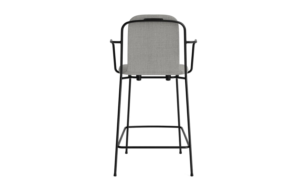 Studio Barstuhl mit Armlehne 65 cm gepolstert schwarzes Stahl/ Remix in Remix 133 präsentiert im Onlineshop von KAQTU Design AG. Barstuhl ist von Normann Copenhagen