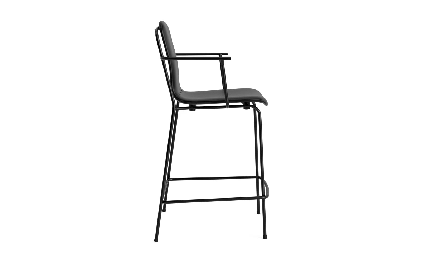 Erleben Sie den eleganten Studio Barstuhl mit Armlehne von Normann Copenhagen. Gepolstert, 65 cm hoch, aus robustem schwarzem Stahl – perfekt für jeden Raum.