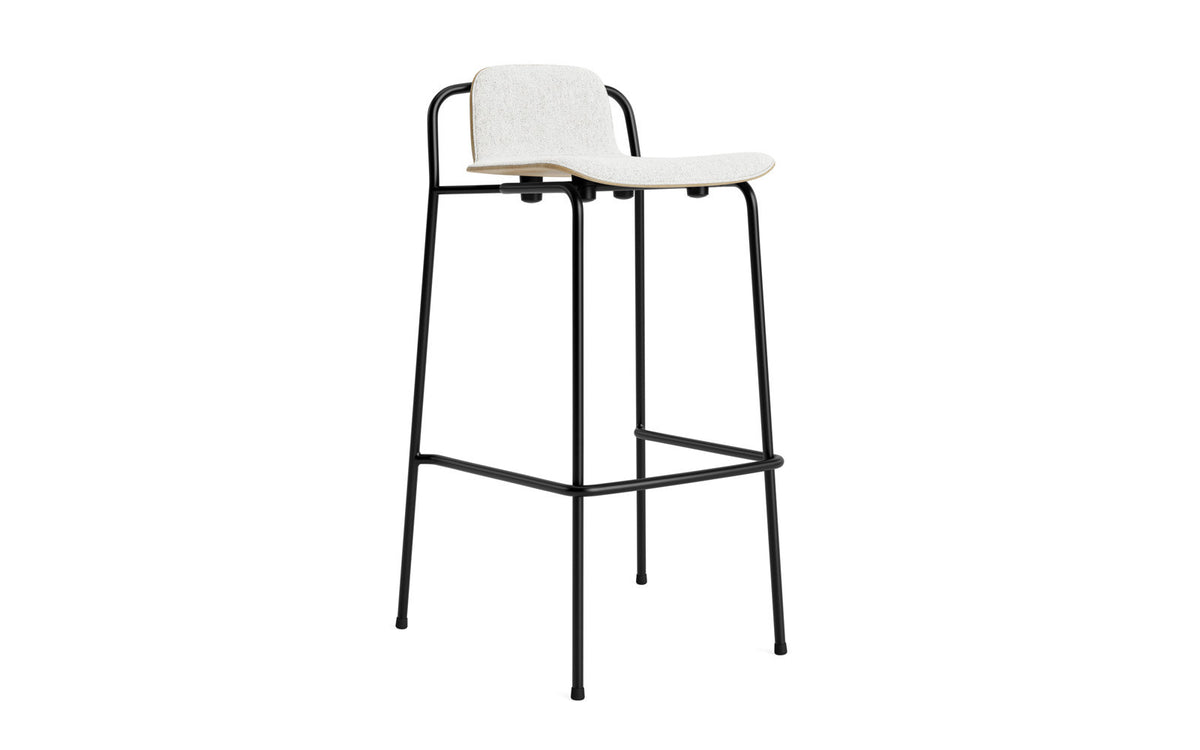 Studio Barhocker 75 cm Frontpolster Schwarz Stahl Eiche/ Hallingdal in Hallingdal 110 präsentiert im Onlineshop von KAQTU Design AG. Barstuhl ist von Normann Copenhagen
