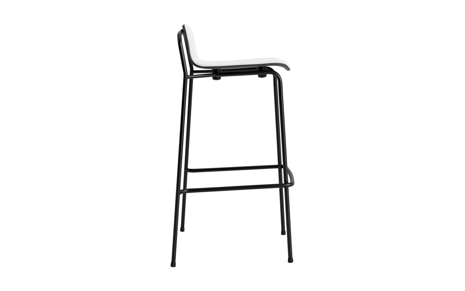 Erleben Sie den stilvollen Studio Barstuhl 75 cm von Normann Copenhagen. Mit seinem eleganten Stahlrahmen und dem bequemen Frontpolster ist er die perfekte Wahl für modernes Wohnen.