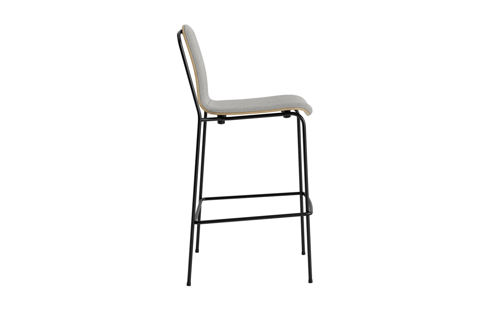 Erleben Sie den stilvollen Studio Barstuhl 75 cm von Normann Copenhagen. Mit seinem schwarzen Stahlrahmen, der Eichenholzschale und dem bequemen Remix-Polster ist er die perfekte Kombination aus Eleganz und Komfort.