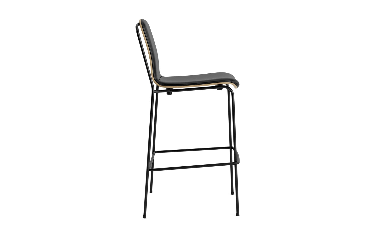 Erleben Sie den stilvollen Studio Barstuhl 75 cm von Normann Copenhagen. Mit seinem schlanken Stahlrahmen, der Eichenholzschale und dem bequemen Frontpolster in Ultra ist er die perfekte Kombination aus Eleganz und Funktionalität.