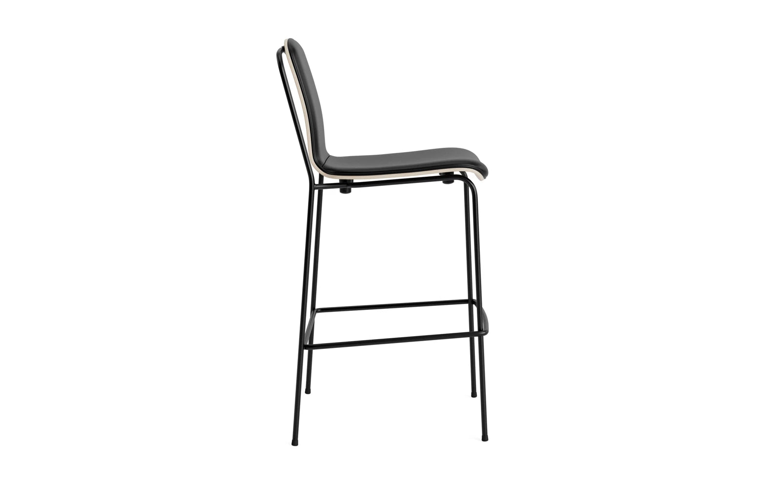 Erleben Sie den stilvollen Studio Barstuhl 75 cm von Normann Copenhagen. Mit seinem eleganten Design aus schwarzem Stahl und hellgrauem Frontpolster ist er die perfekte Ergänzung für moderne Räume.