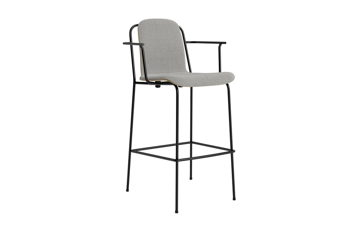 Studio Barstuhl mit Armlehne 75 cm frontpolster schwarzes Stahl/ Eiche/ Remix in Remix 133 präsentiert im Onlineshop von KAQTU Design AG. Barstuhl ist von Normann Copenhagen