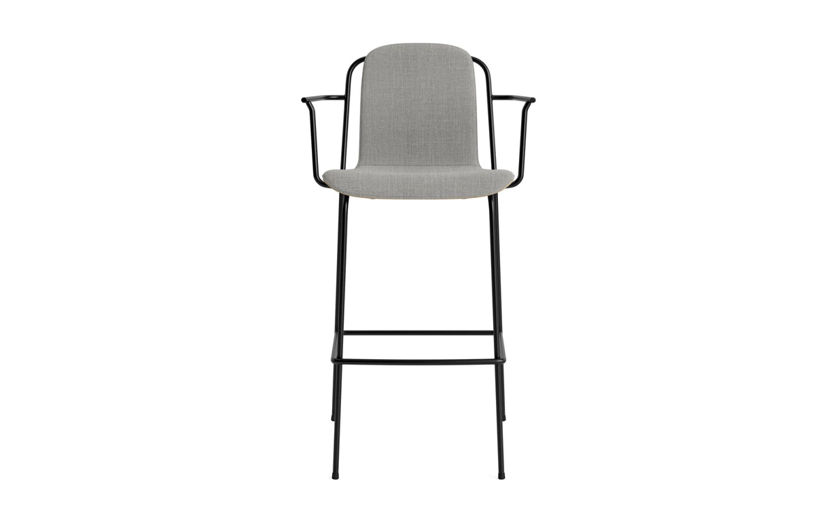 Studio Barstuhl mit Armlehne 75 cm frontpolster schwarzes Stahl/ Eiche/ Remix in Remix 133 präsentiert im Onlineshop von KAQTU Design AG. Barstuhl ist von Normann Copenhagen