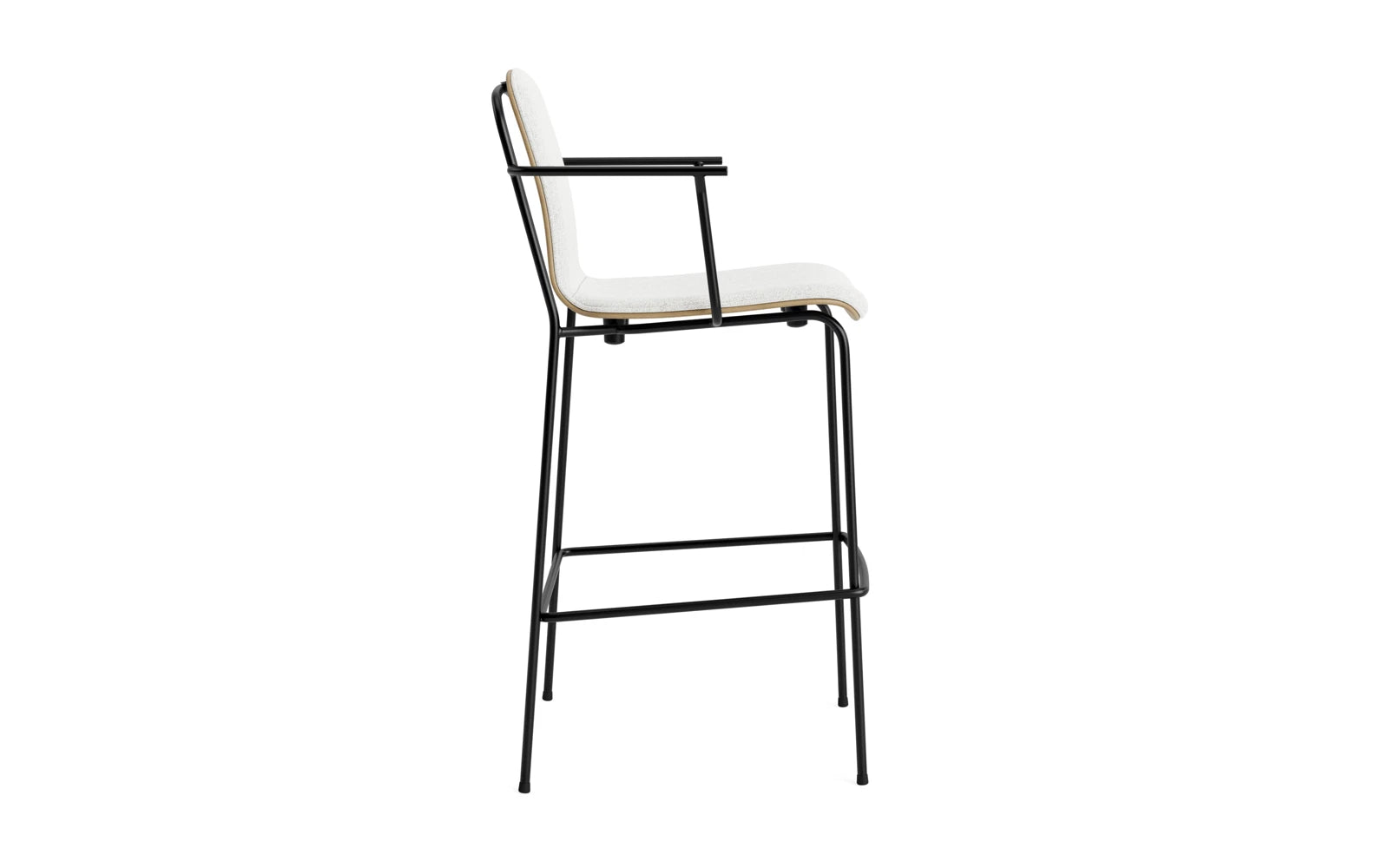 Erleben Sie den stilvollen Studio Barstuhl mit Armlehne von Normann Copenhagen. Mit 75 cm Sitzhöhe und einer eleganten Kombination aus schwarzem Stahl, Eiche und Hallingdal-Stoff ist er die perfekte Verbindung von modernem Design und Komfort.