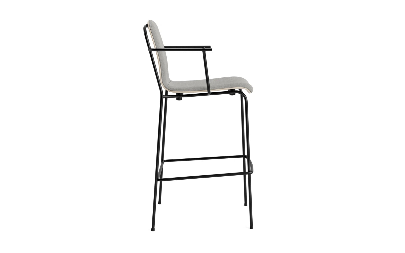 Erleben Sie den modernen Studio Barstuhl mit Armlehne 75 cm von Normann Copenhagen. Hochwertige Materialien und zeitloses Design vereinen sich in diesem eleganten Möbelstück.