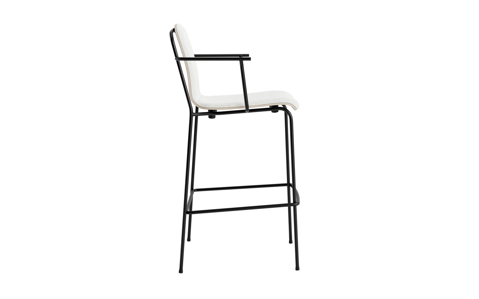 Erleben Sie den stilvollen Studio Barstuhl mit Armlehne von Normann Copenhagen. Zeitloses Design aus schwarzem Stahl und hellgrauem Hallingdal-Polster für jeden Raum.