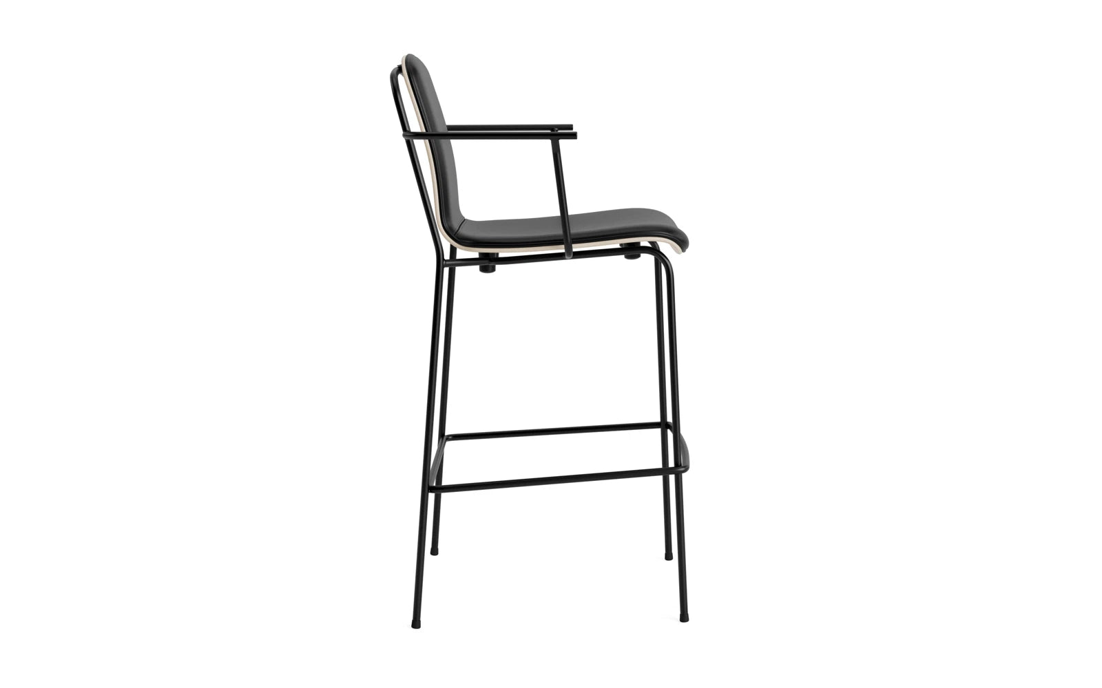 Erleben Sie den stilvollen Studio Barstuhl mit Armlehne von Normann Copenhagen. Sein elegantes Design aus schwarzem Stahl und hellgrauem Ultra-Polster bringt moderne Ästhetik in jeden Raum.