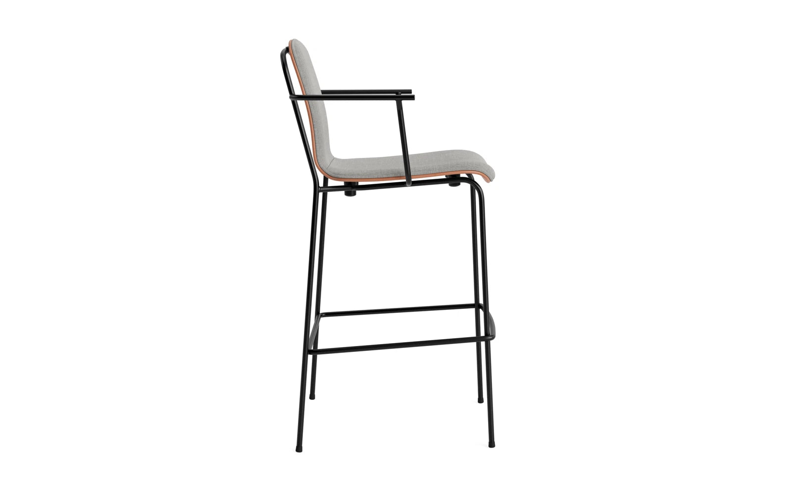 Erleben Sie den modernen Studio Barstuhl 75 cm von Normann Copenhagen. Mit seinem eleganten Stahlrahmen und dem bequemen Frontpolster ist er die perfekte Ergänzung für Ihr Zuhause oder Ihr Geschäft.