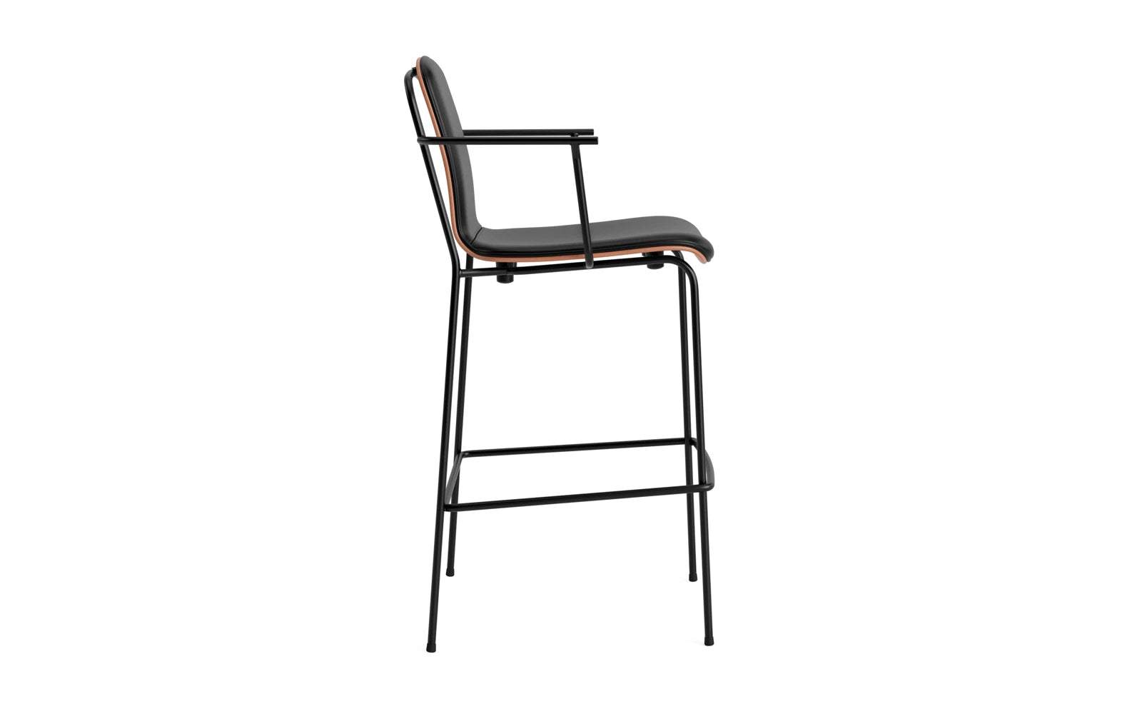 Erleben Sie den stilvollen Studio Barstuhl 75 cm von Normann Copenhagen. Sein luftiges Design aus schwarzem Stahl und braunem Ultra-Polster bringt Eleganz in jeden Raum.