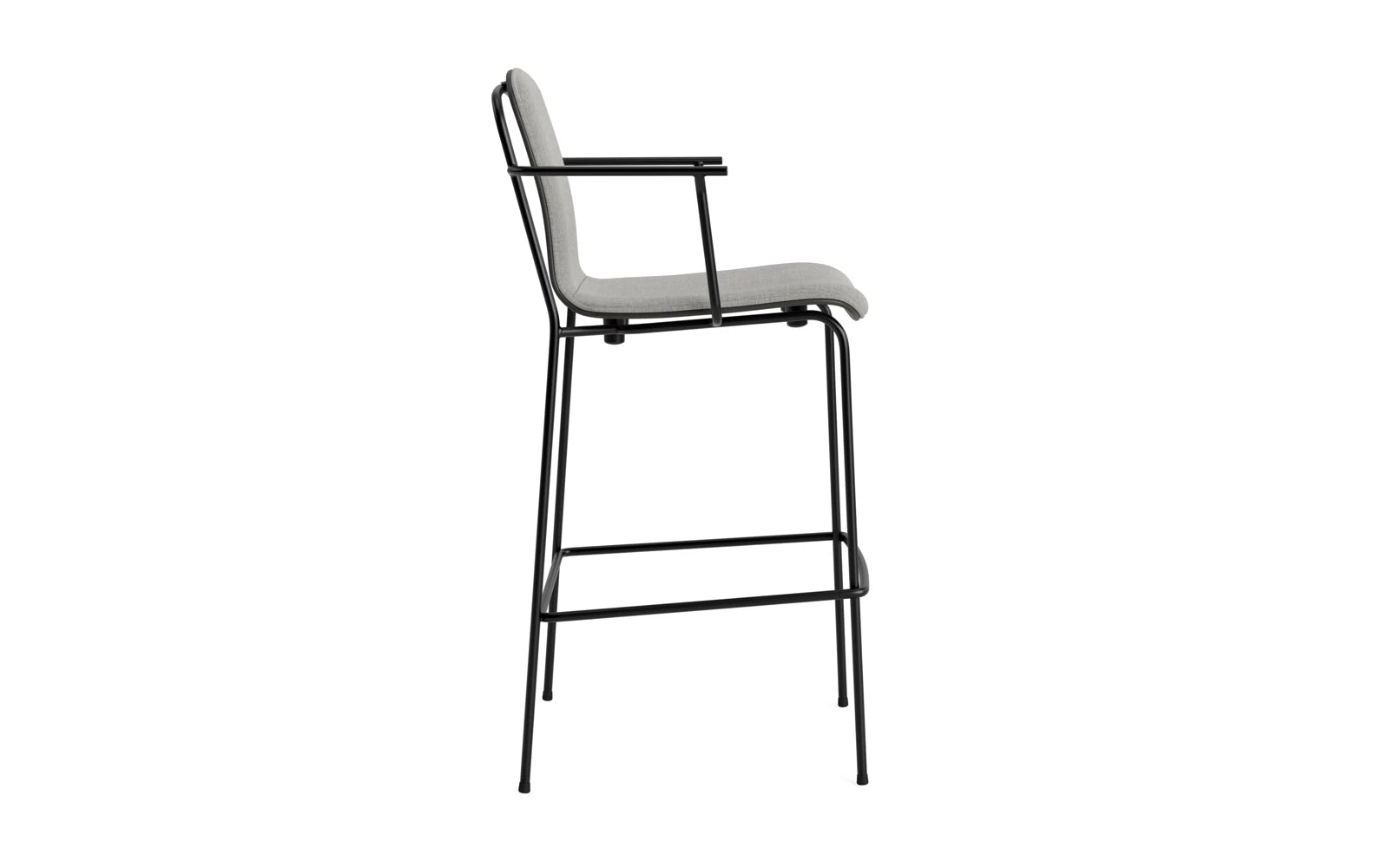 Erleben Sie den modernen Studio Barstuhl 75 cm von Normann Copenhagen. Mit seinem schlanken Design und dem komfortablen Frontpolster in stilvollem Schwarz ist er ideal für jedes Ambiente.