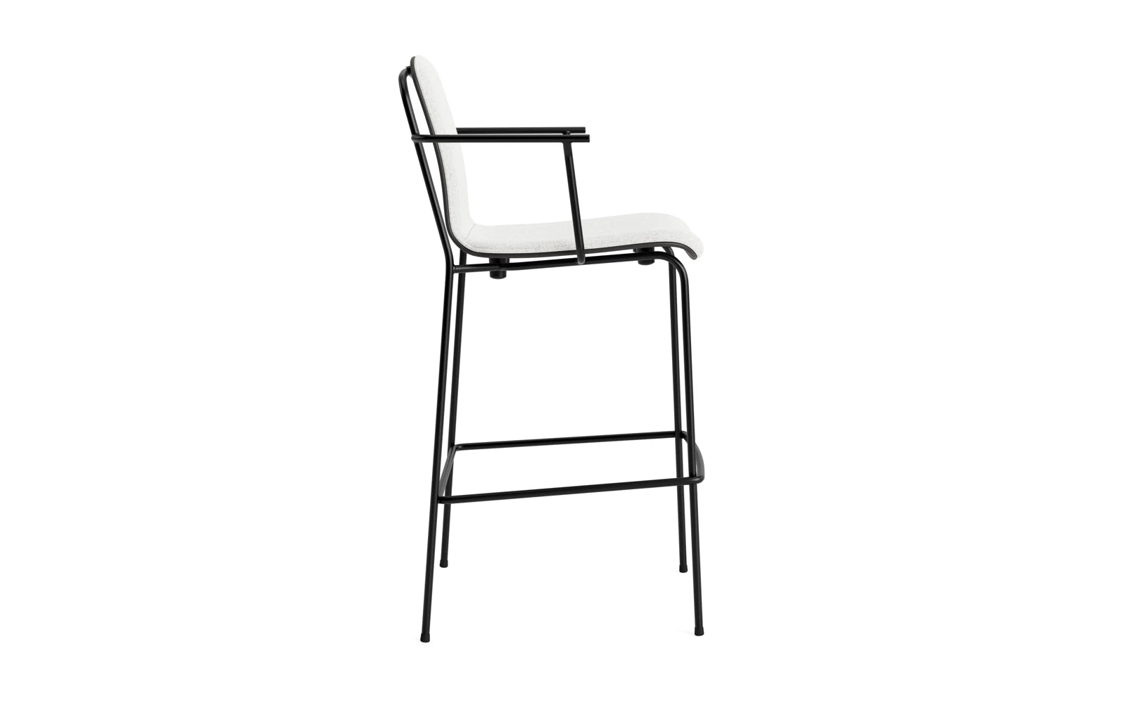 Erleben Sie den stilvollen Studio Barstuhl 75 cm von Normann Copenhagen. Mit seinem schlanken Stahlrahmen und dem bequemen Frontpolster ist er die perfekte Wahl für jeden Raum.