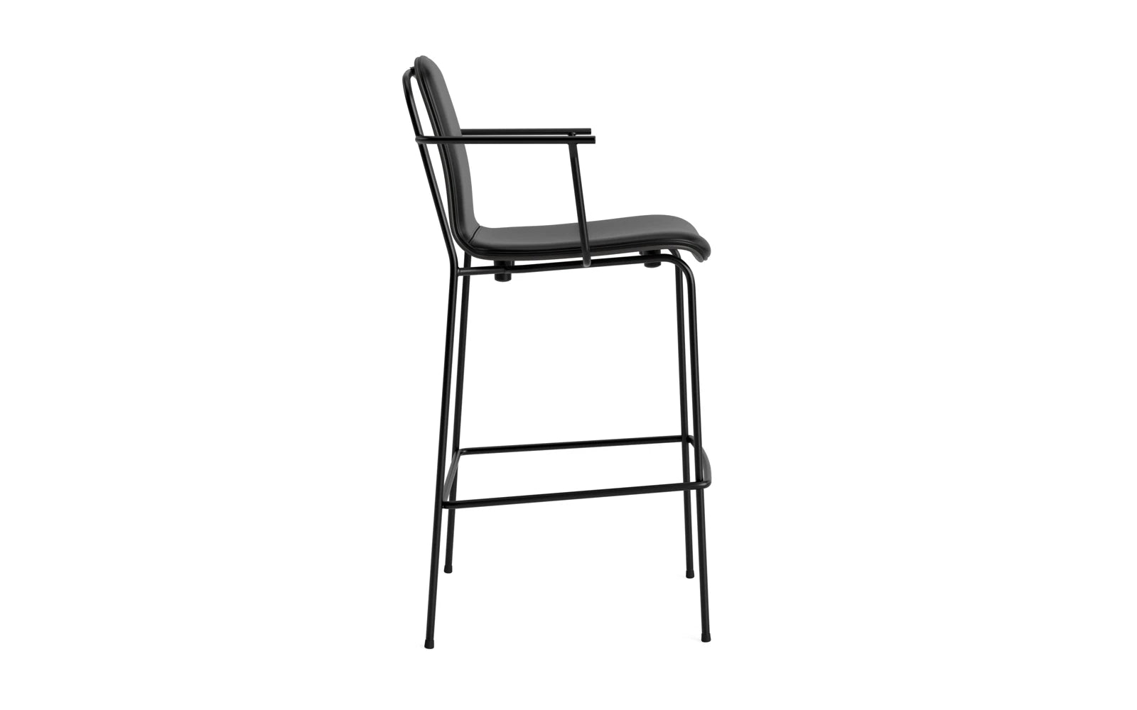 Erleben Sie den stilvollen Studio Barstuhl 75 cm von Normann Copenhagen. Mit seinem schlanken Stahlrahmen und dem bequemen Frontpolster ist er die perfekte Wahl für jeden modernen Raum.