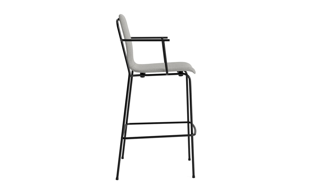 Studio Barstuhl mit Armlehne 75 cm gepolstert schwarzes Stahl/ Remix in Remix 133 präsentiert im Onlineshop von KAQTU Design AG. Barstuhl ist von Normann Copenhagen