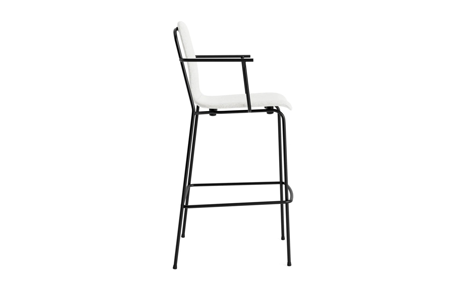 Erleben Sie den stilvollen Studio Barstuhl mit Armlehne von Normann Copenhagen. Gepolstert und aus hochwertigem Stahl, bietet er Komfort und modernes Design.